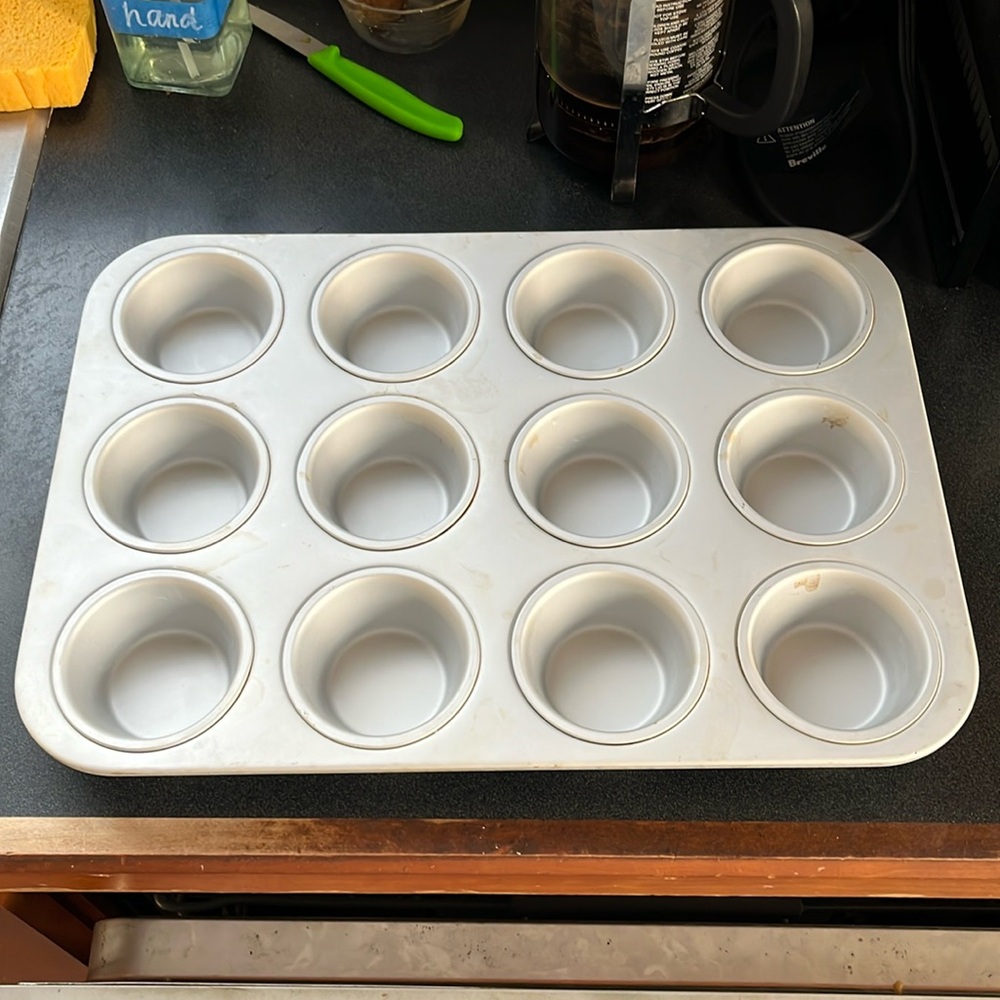 Fat Daddio’s anodized aluminum 12 cupcake muffin pan lightly used handwashed